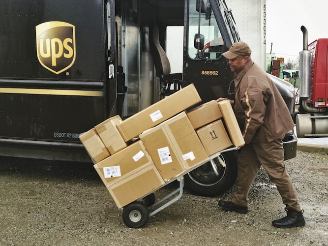 Con cifras récord, acelera UPS su crecimiento