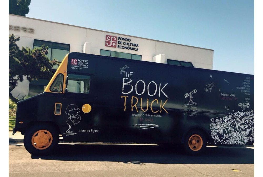 Rueda el primer Book Truck del FCE en calles de EU