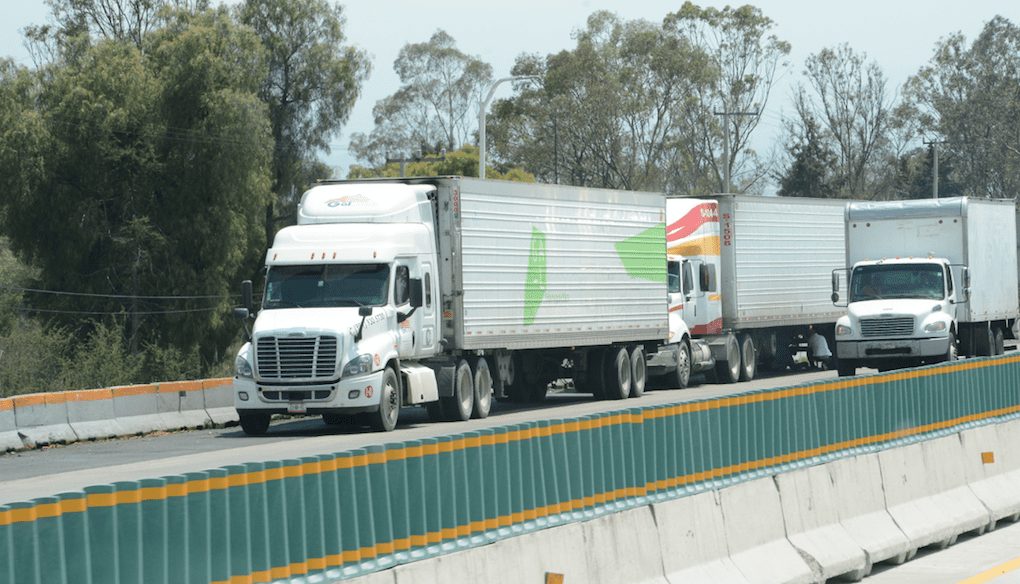 Insta COFECE a eliminar barreras de competencia en transporte de carga