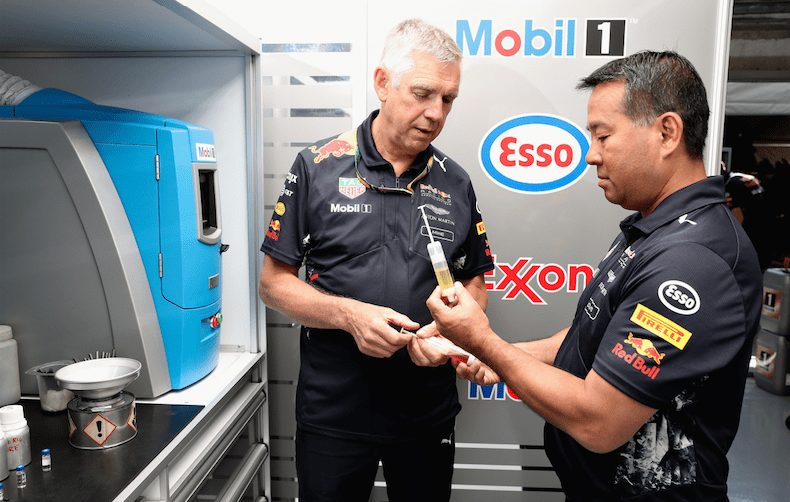 En camino hacia el éxito Red Bull Racing con productos ExxonMobil
