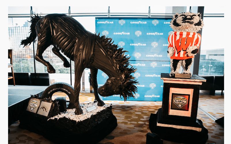 Esculturas honran a finalistas del Goodyear Cotton Bowl