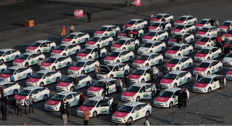 Estrena la CDMX 100 taxis híbridos Toyota