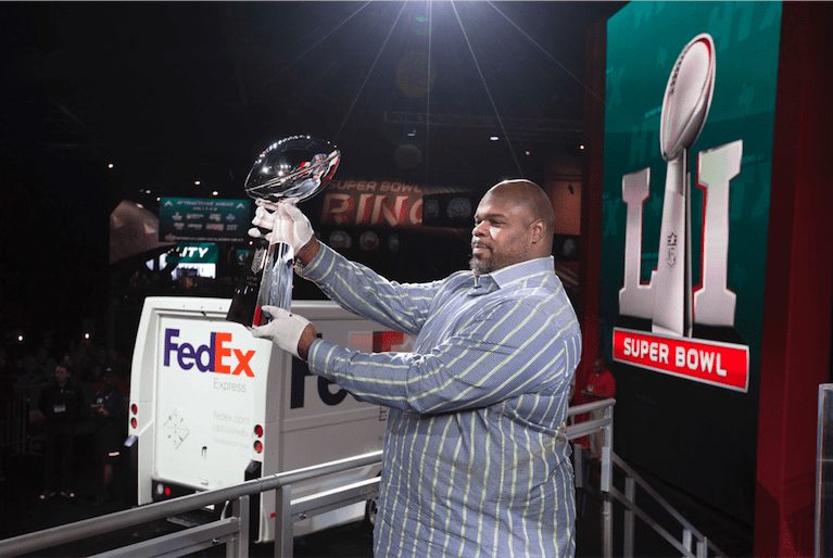 Transporta FedEx trofeo Vince Lombardi para el Super Bowl