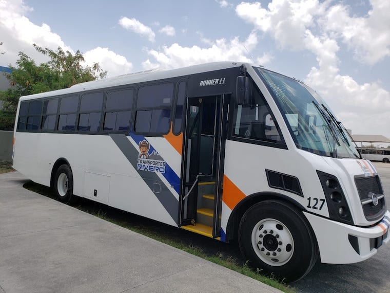 Transportes Rivero recibe dos autobuses DINA Runner 11