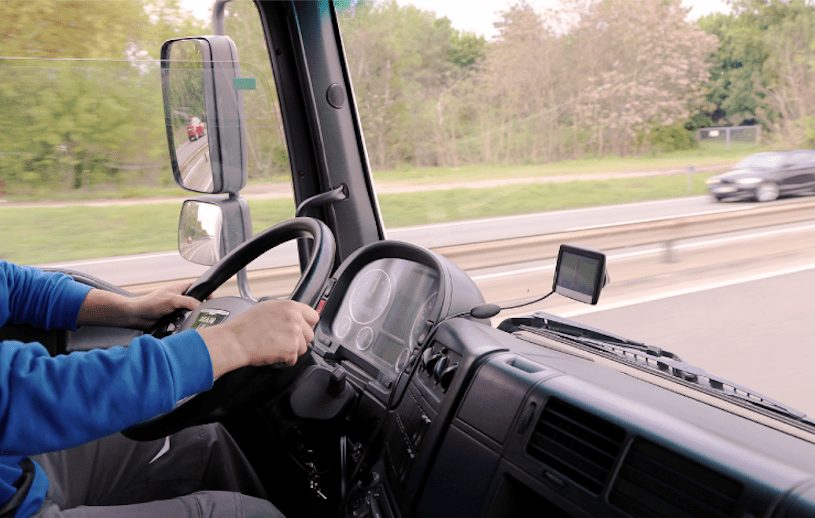 Prohíben a conductores usar celular en carreteras federales