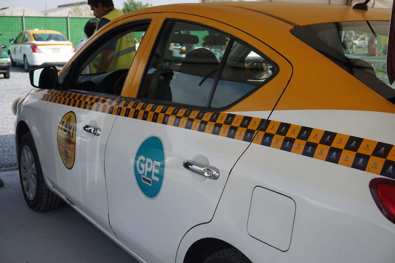 Agiliza NL trámites para licencias de taxis