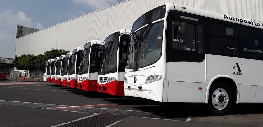 Usuarios del AICM se trasladan en autobuses Mercedes-Benz 