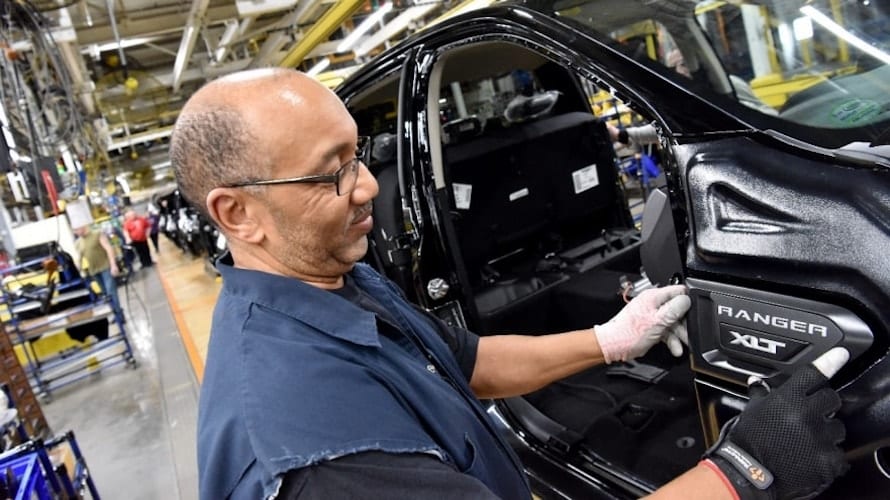 Reduce Ford producción en México, EU y Canadá