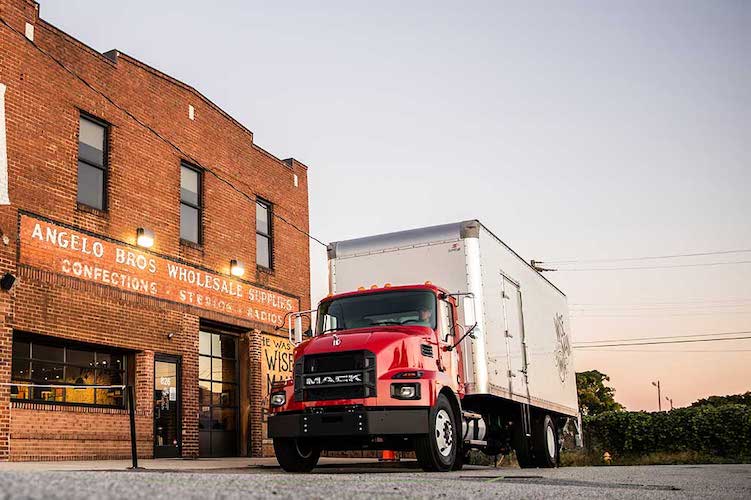 Lanza Mack Trucks camiones de servicio mediano