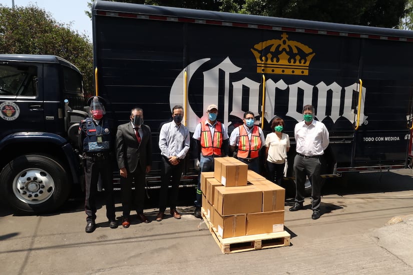 Grupo Modelo y Cerveza Victoria entregan cubrebocas y caretas a CDMX