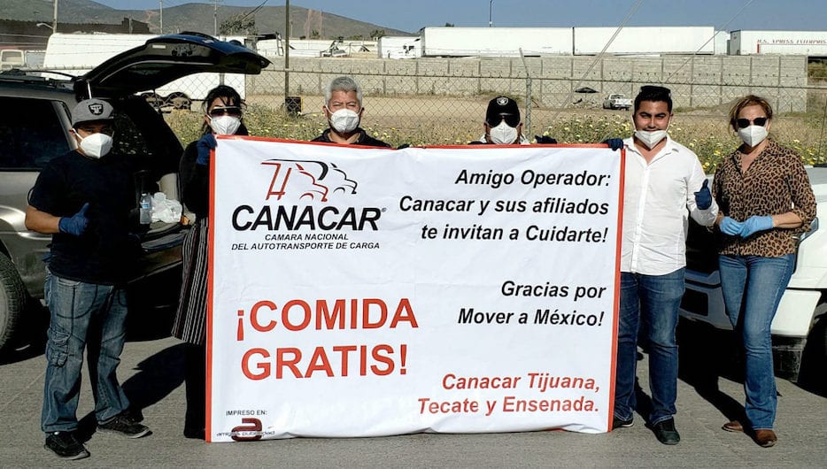 Transportistas de Tijuana entregan alimentos a operadores