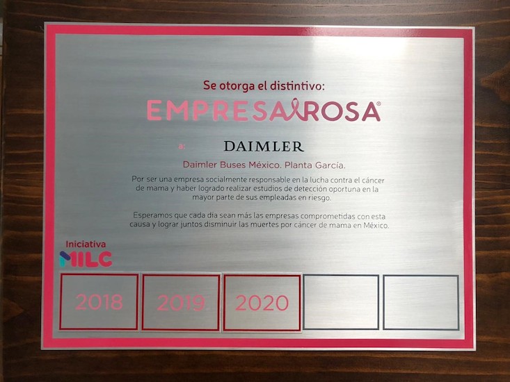 Distintivo Empresa Rosa fue otorgado a Mercedes-Benz Autobuses 