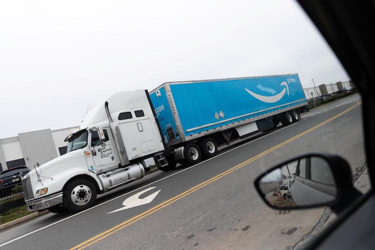 Amazon sumará 700 camiones a gas a su flota