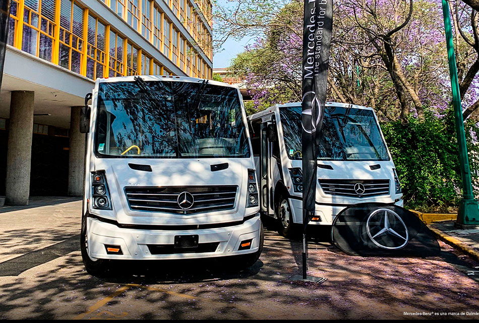 Autobuses Mercedes-Benz transportan a estudiantes