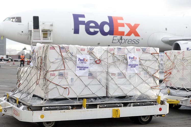 Vacunas COVID-19 llegan a México con FedEx