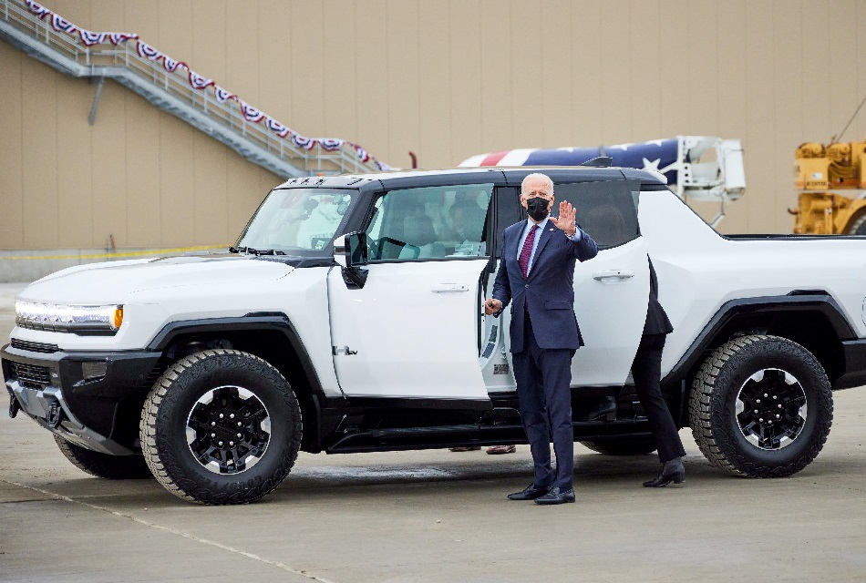 Joe Biden inaugura la planta de vehículos eléctricos de GM
