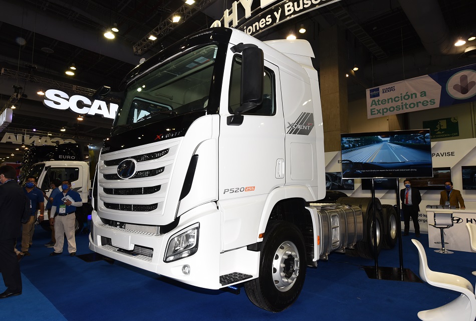 Presume Hyundai el tractocamión XCient en The Logistics World