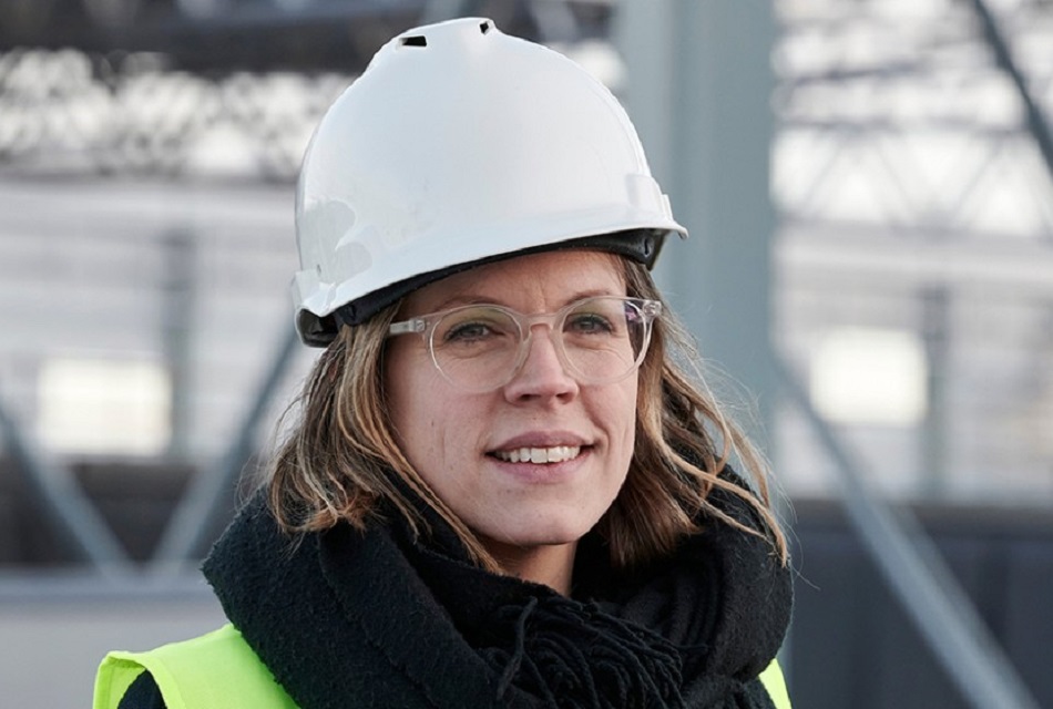 Julia Mortberg, responsable del ensamblaje de baterías de Scania