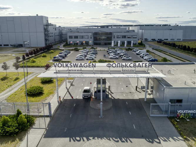 Volkswagen interrumpe sus negocios en Rusia