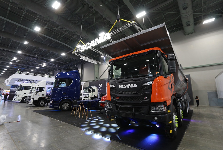 Muestra Scania modelo con remolque Fruehauf en Expo Proveedores