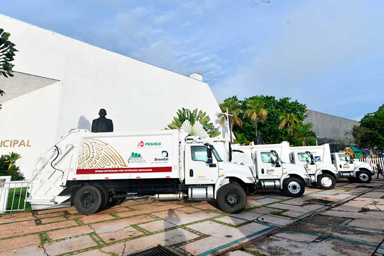 Pemex entrega 23 vehículos utilitarios en Tabasco