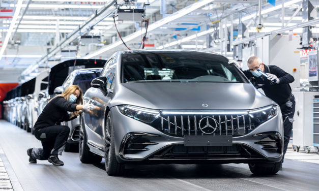 Alinea Mercedes-Benz red de producción global para VE 