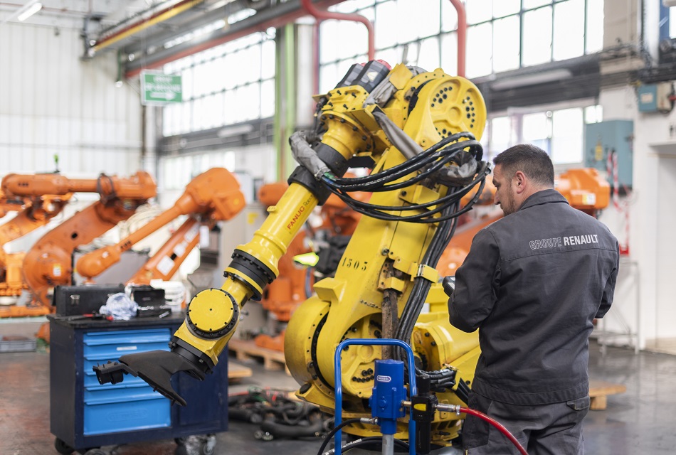 Renault-equipa-con-robots-a-su-planta-Flins