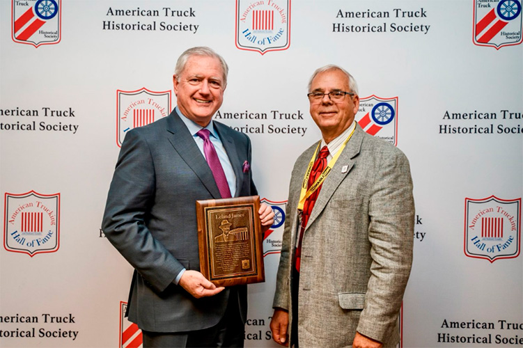 Freightliner celebra 80 años de fabricar camiones pesados