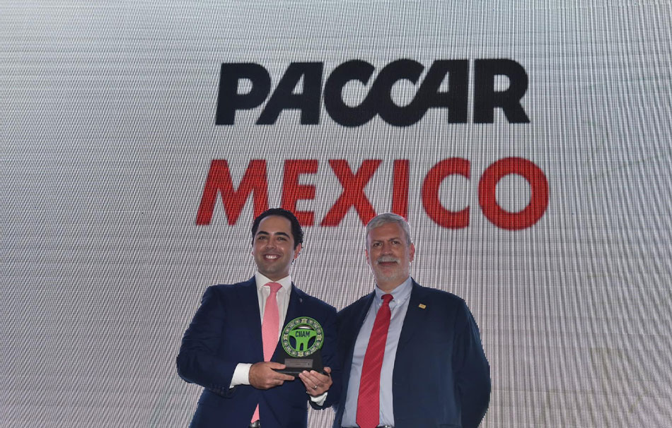 Premio Nacional de la Industria Automotriz en México 2022, la Industria Nacional de Autopartes (INA) otorgó este galardón a PACCAR México como Armadora de Vehículos Pesados del Año.