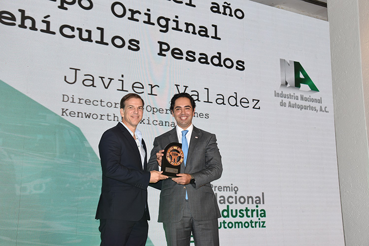 Premia INA a Javier Valadez de Kenworth como Ejecutivo del año