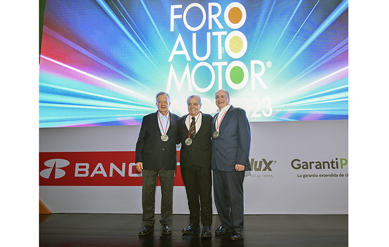 Entrega AMDA tres Medallas al Mérito en el Foro Automotor