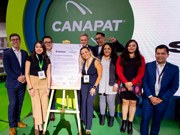Scania y CANAPAT lanzan programa de Conductoras para Buses