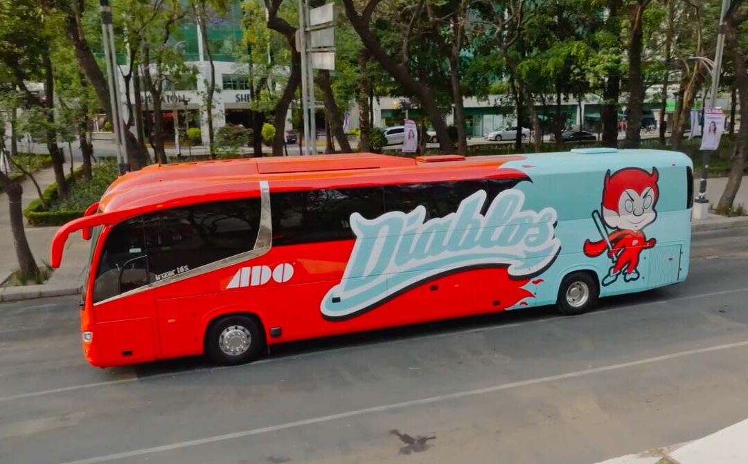 Presenta ADO nueva imagen del autobús de los Diablos Rojos