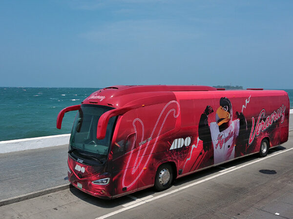 Presenta ADO el autobús oficial del equipo de beisbol El Águila de Veracruz