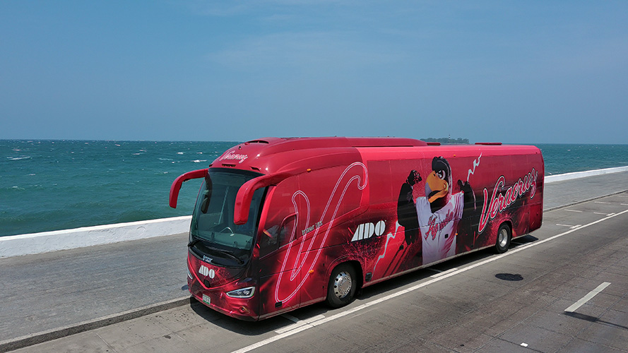 Presenta ADO el autobús oficial del equipo de beisbol El Águila de Veracruz