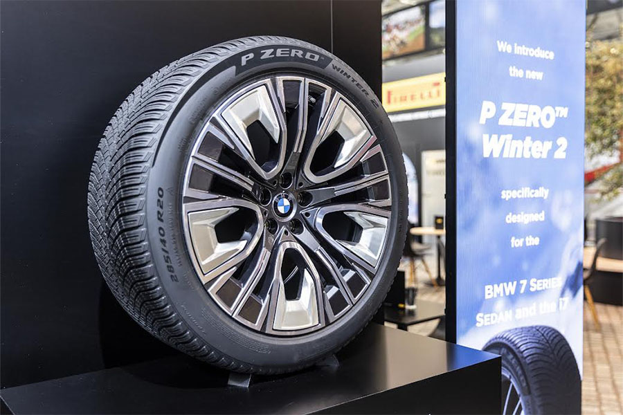 Lanza-Pirelli-el-nuevo-P-Zero-Winter-2-para-el-BMW-serie-7-magazzine-del-transporte
