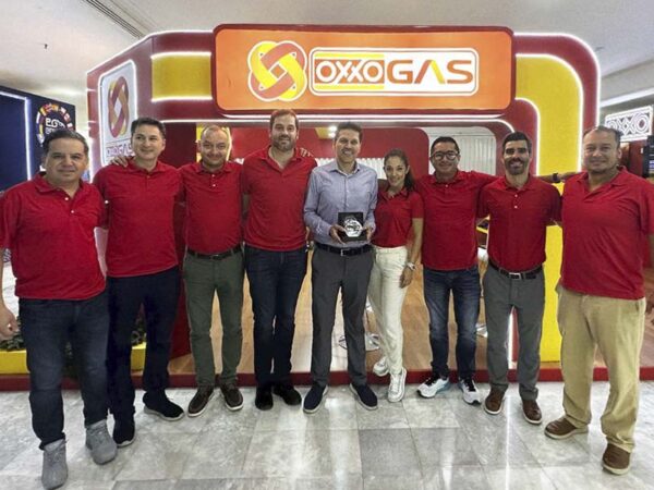 OXXO-GAS-recibe-premio-al-Liderazgo-Gasolinero-2024-magazzine-del-transporte